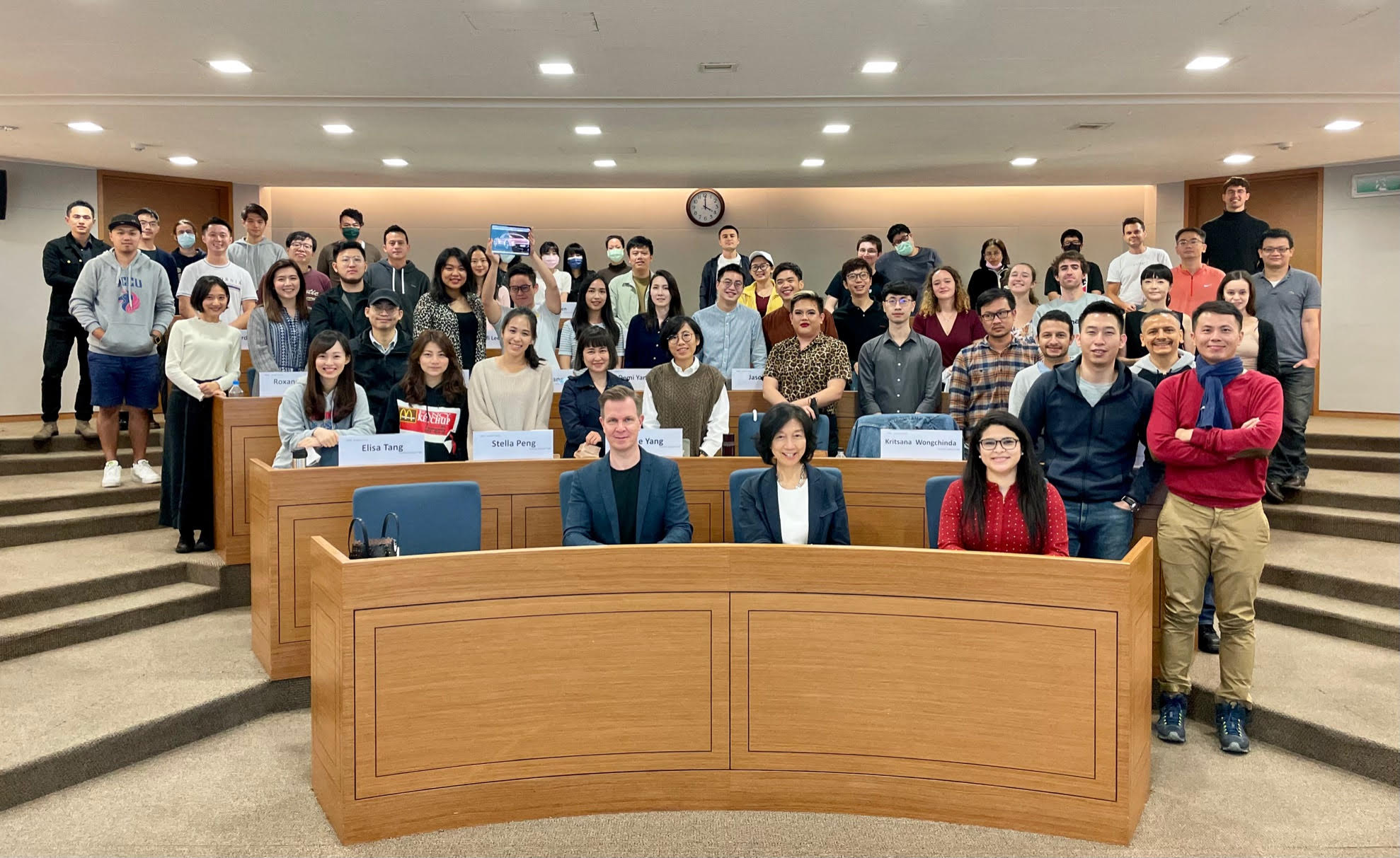 Mr. Busse with Professor Shang and IMBA students and Alumni after the end of the discussion.